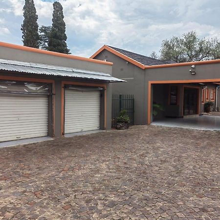 Sibahlenomhlambi Guesthouse Springs  Bagian luar foto