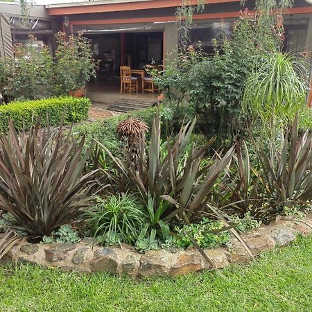 Sibahlenomhlambi Guesthouse Springs  Bagian luar foto